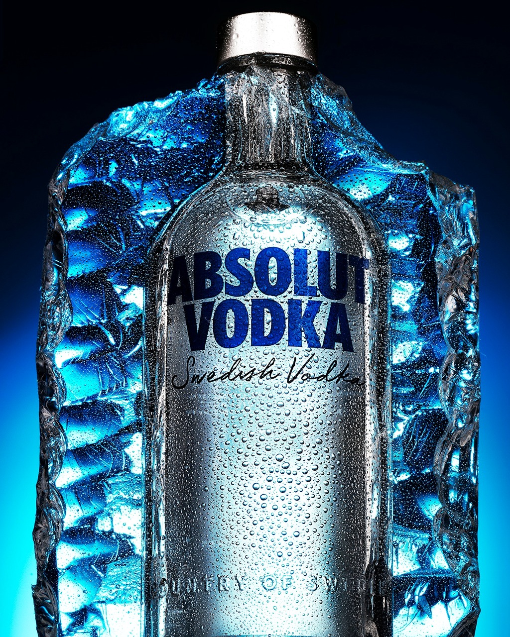 Packshot de bouteille Absolut Vodka sur fond bleu glacé