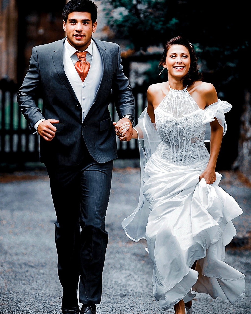 Reportage de mariage avec les mariés courant main dans la main