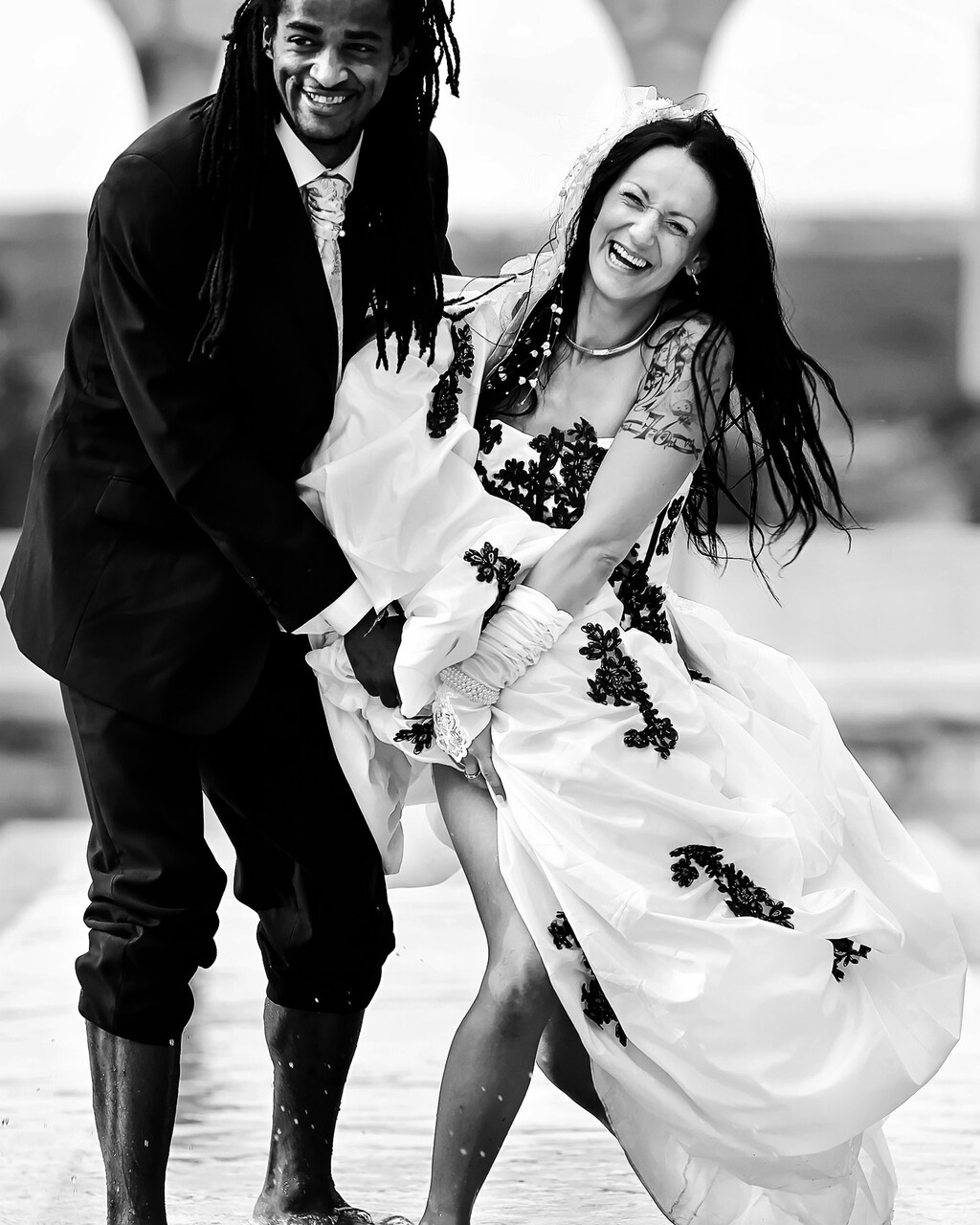 Portrait de mariée en noir et blanc avec bouquet réalisé à Agen