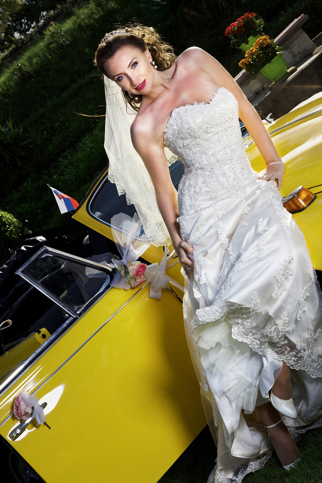 Portrait de mariée avec voiture de collection réalisé dans le Lot-et-Garonne