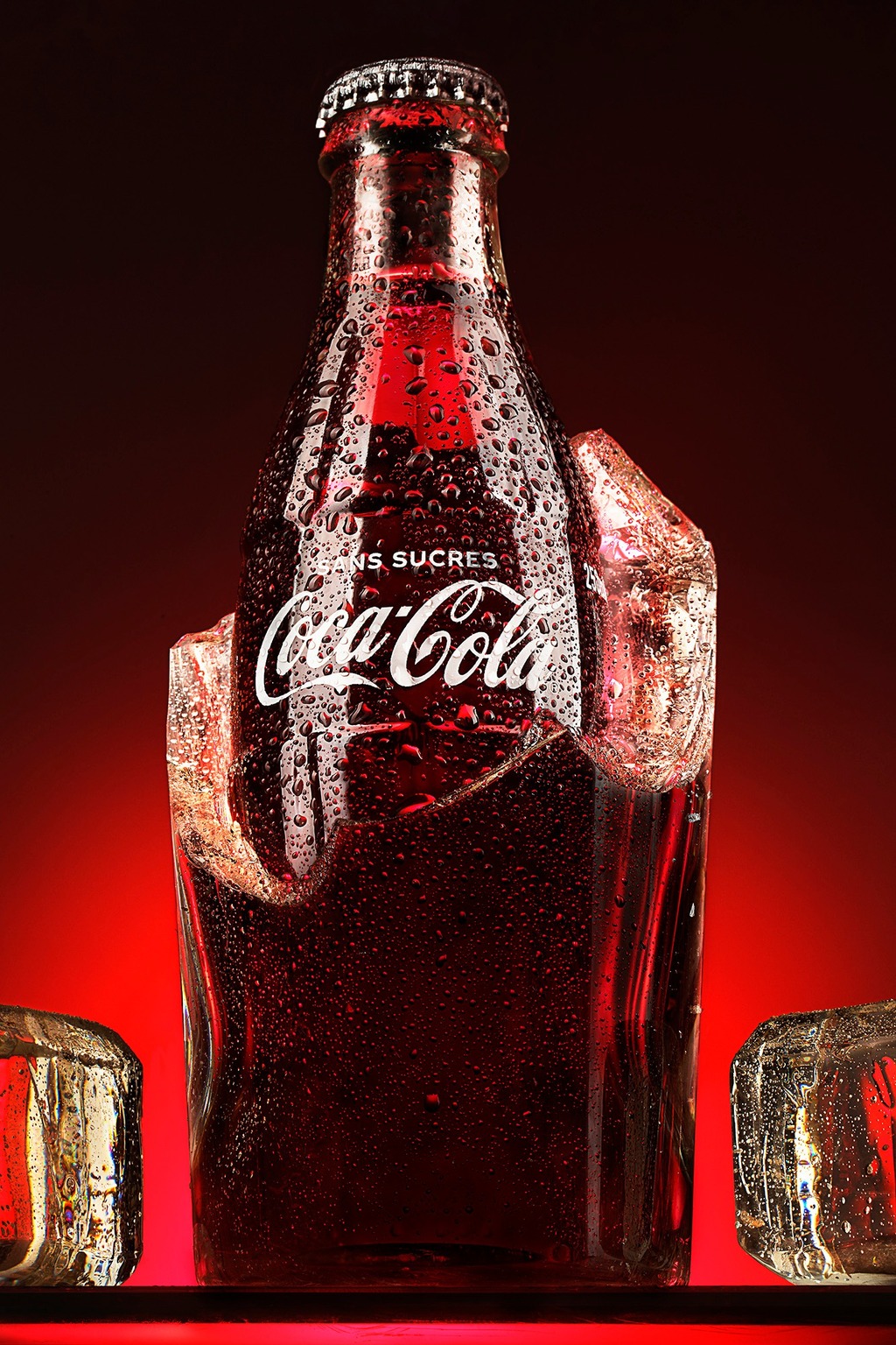 Packshot publicitaire de bouteille de soda sur glace, photographie produit réalisée dans le studio photo aménagé de 300m2 (hors département)